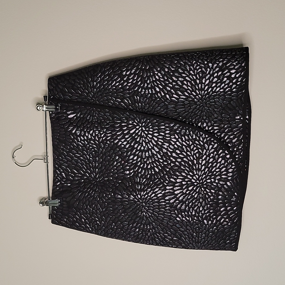 LOFT, Size 4, Black & Silver